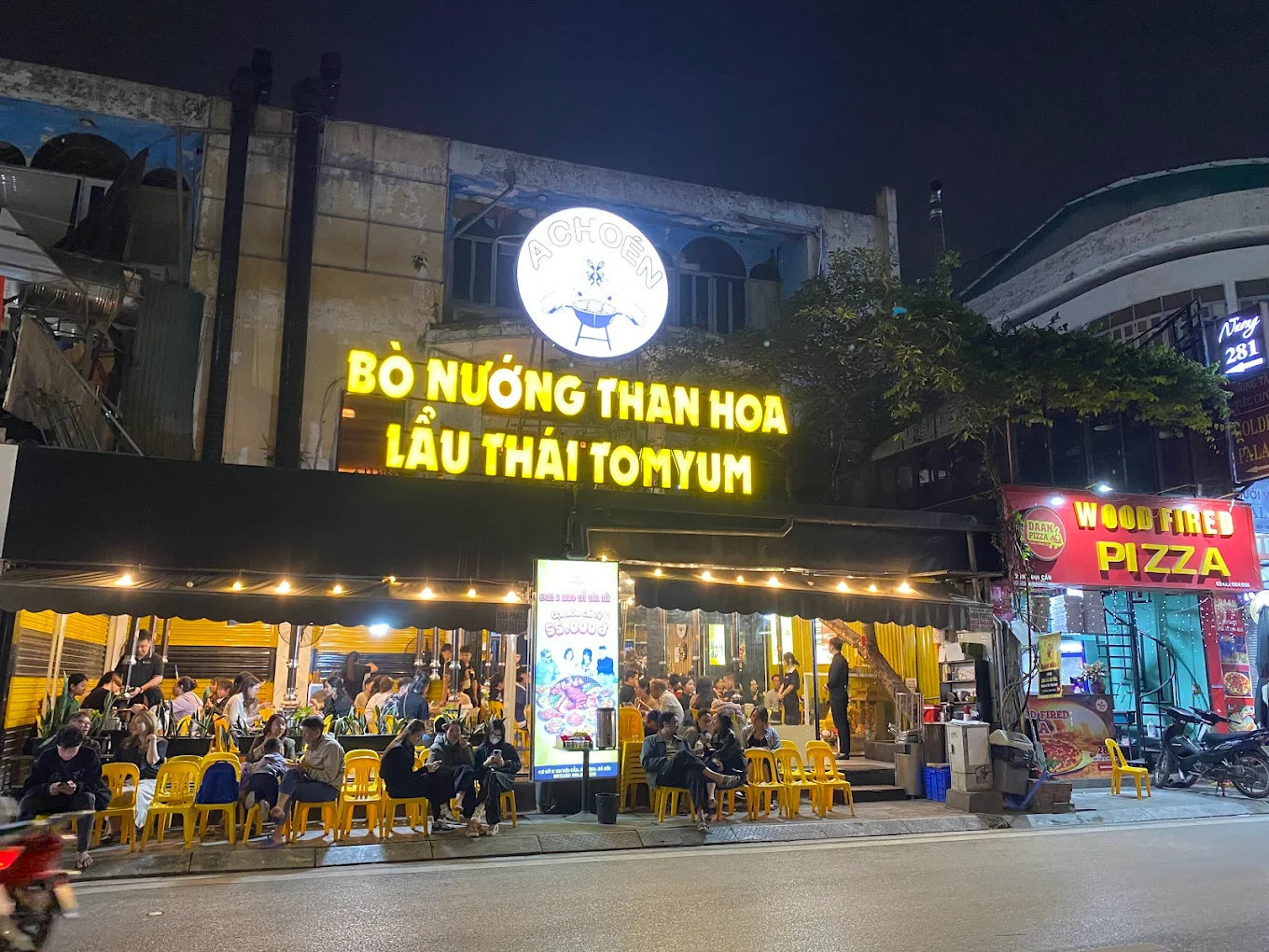 A Choén có đến 8 cơ sở tại Hà Nội, đều có không gian rộng rãi và đông khách đến ăn buổi tối